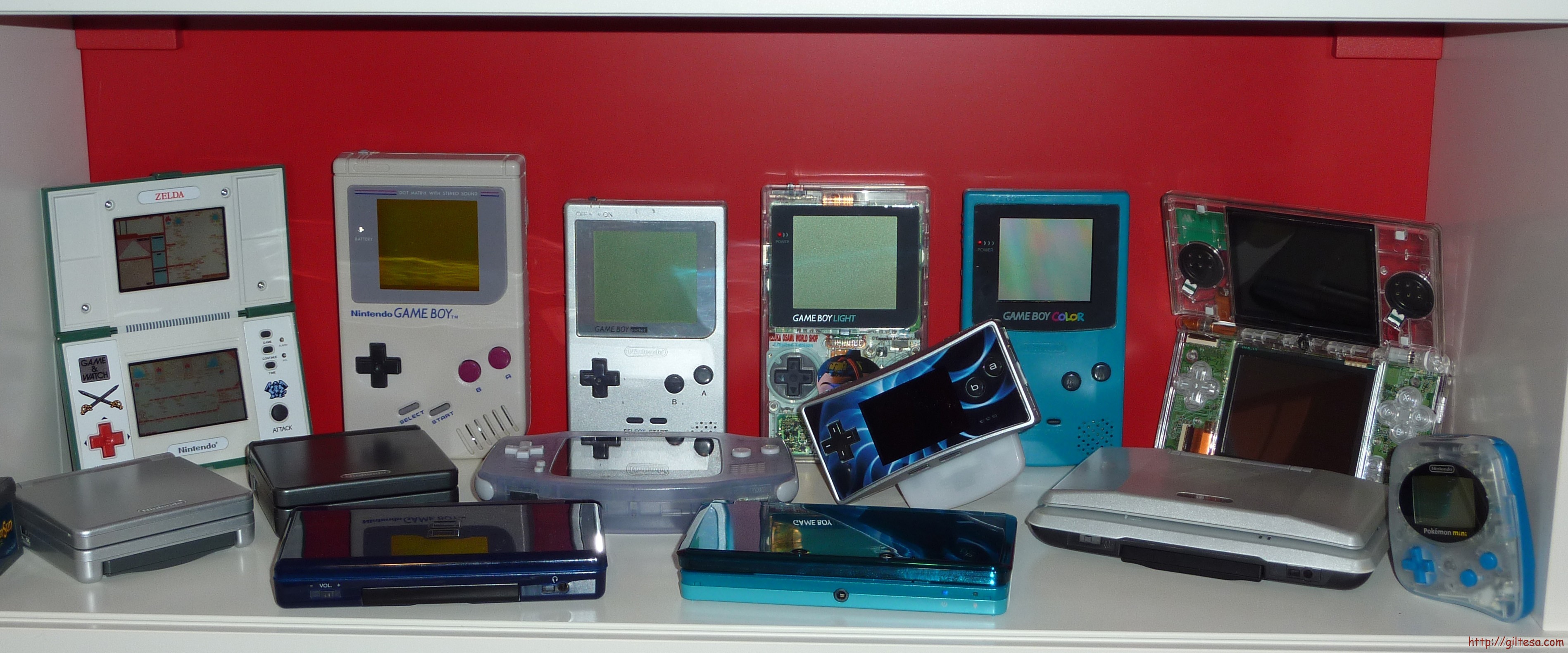 Fotografía de consolas Nintendo desde la Game&Watch a la Nintendo 3DS original